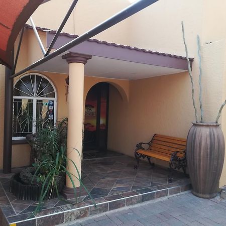 Safari Guesthouse Vryburg Exterior photo