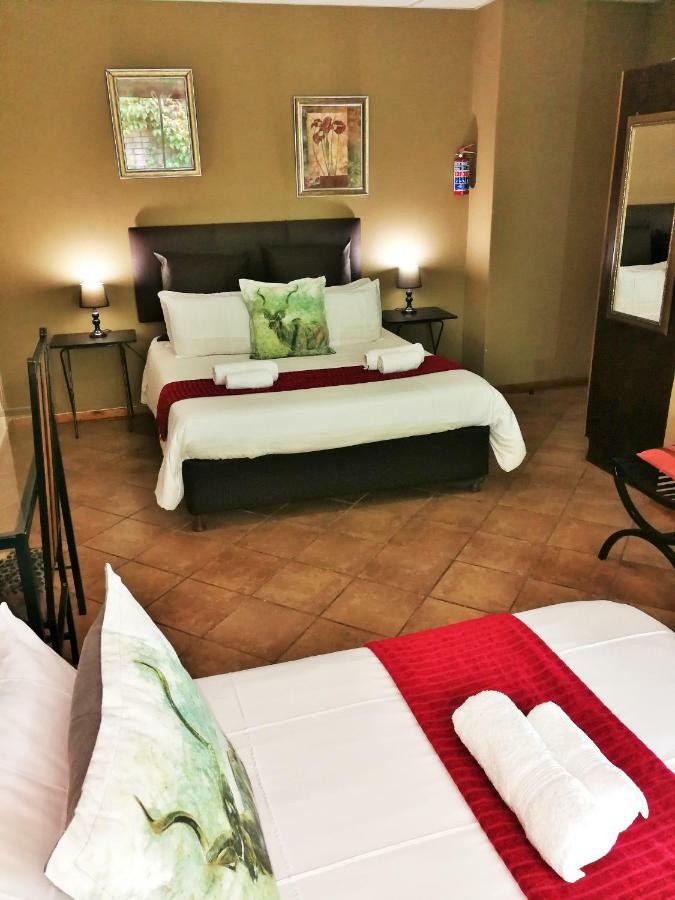 Safari Guesthouse Vryburg Exterior photo