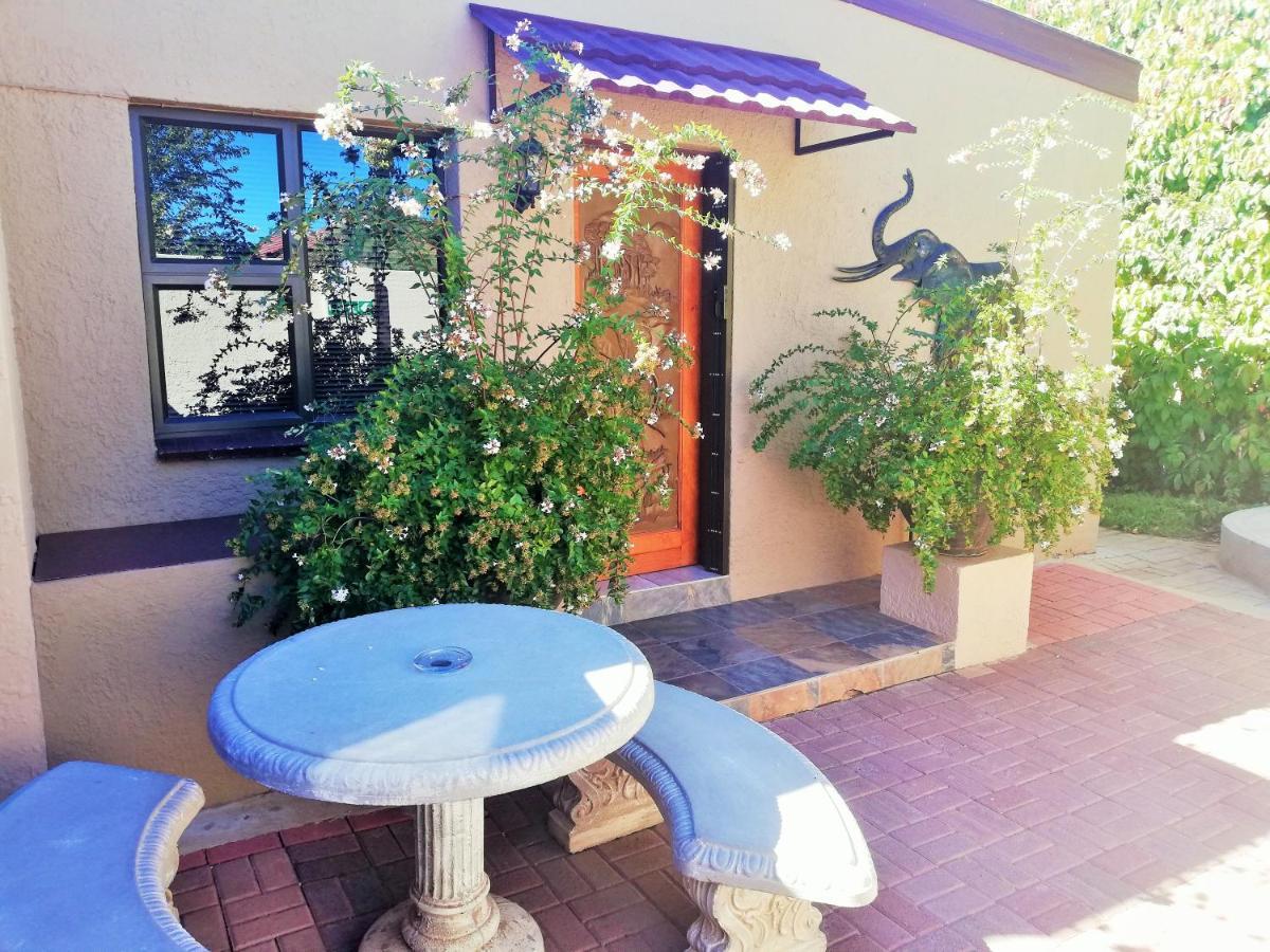 Safari Guesthouse Vryburg Exterior photo