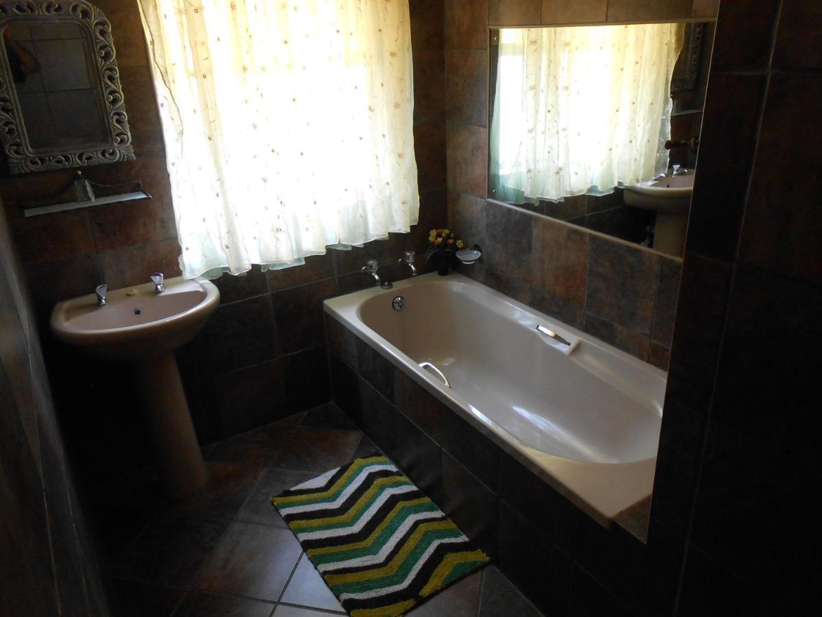 Safari Guesthouse Vryburg Exterior photo